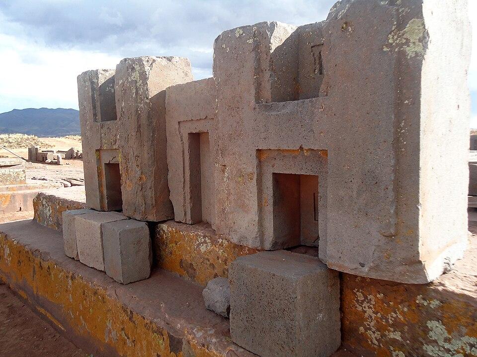 Blocchi a forma di H a Puma Punku